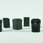Skulpturer av ugglor från järnsmides-utställningen "Mellan kikaren och städet"