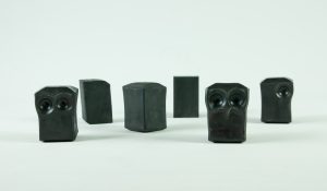 Skulpturer av ugglor från järnsmides-utställningen "Mellan kikaren och städet"