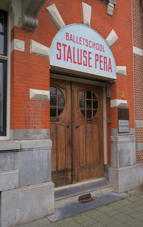 Voordeur Dansschool Staluse Pera