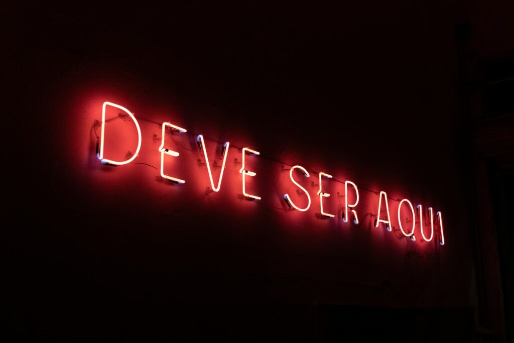 Portuguese red and white Deve Seraqui LED lights