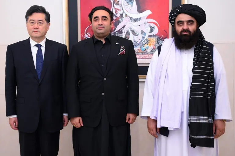 The foreign ministers of China, Pakistan, and Afghanistan pose for a photo after their meeting in Islamabad.