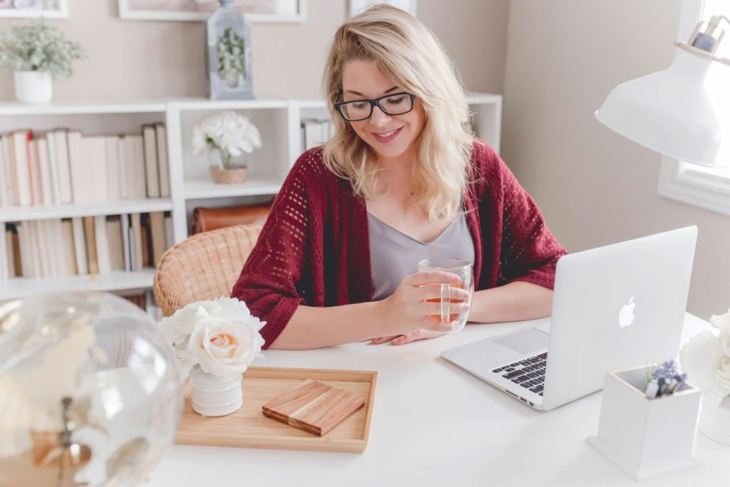 Erkundung der besten Freelance-Marktplätze: Wo Talent auf Möglichkeiten trifft woman smiling holding glass mug sitting beside table with MacBook