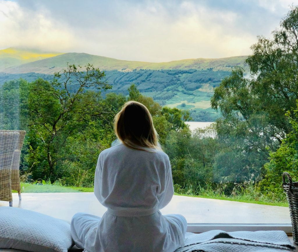 10 Fuentes de Sabiduría: Nutriendo el Camino hacia una Vida Plena sitting woman in white robe looking at mountains during daytime