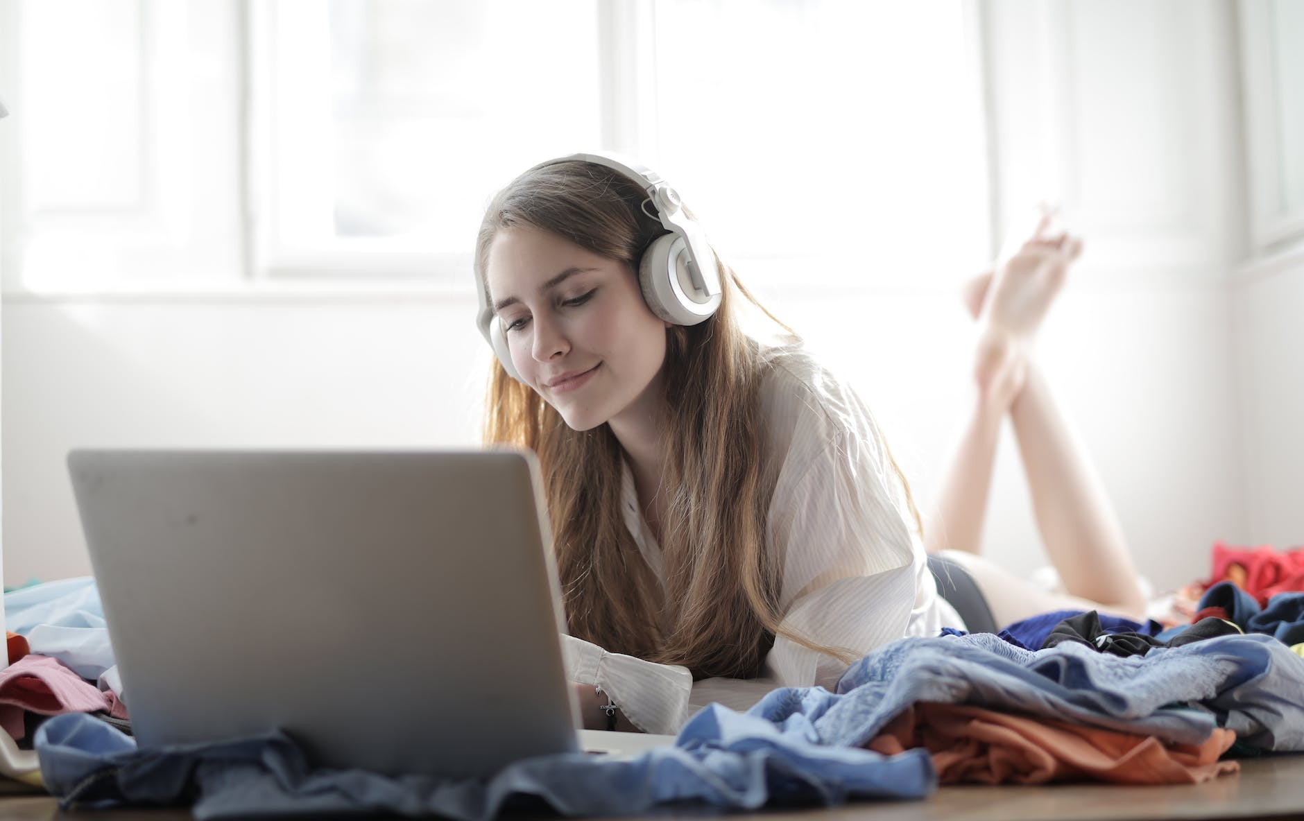 Die Podcast-Welt erkunden: Die Top 10 Plattformen zum Einschalten woman in white shirt using silver macbook