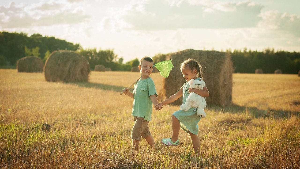 kids, field, friendship. 6 Worst Mistakes Parents Make When Disciplining Children