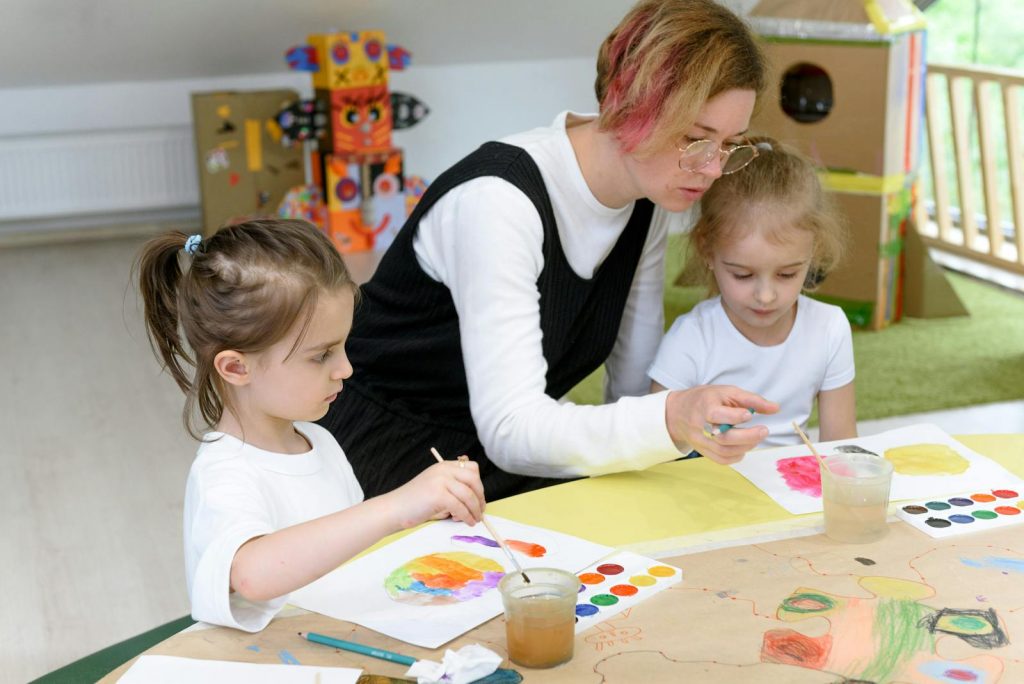 A Woman Teaching Arts to Preschoolers, Art of coaching