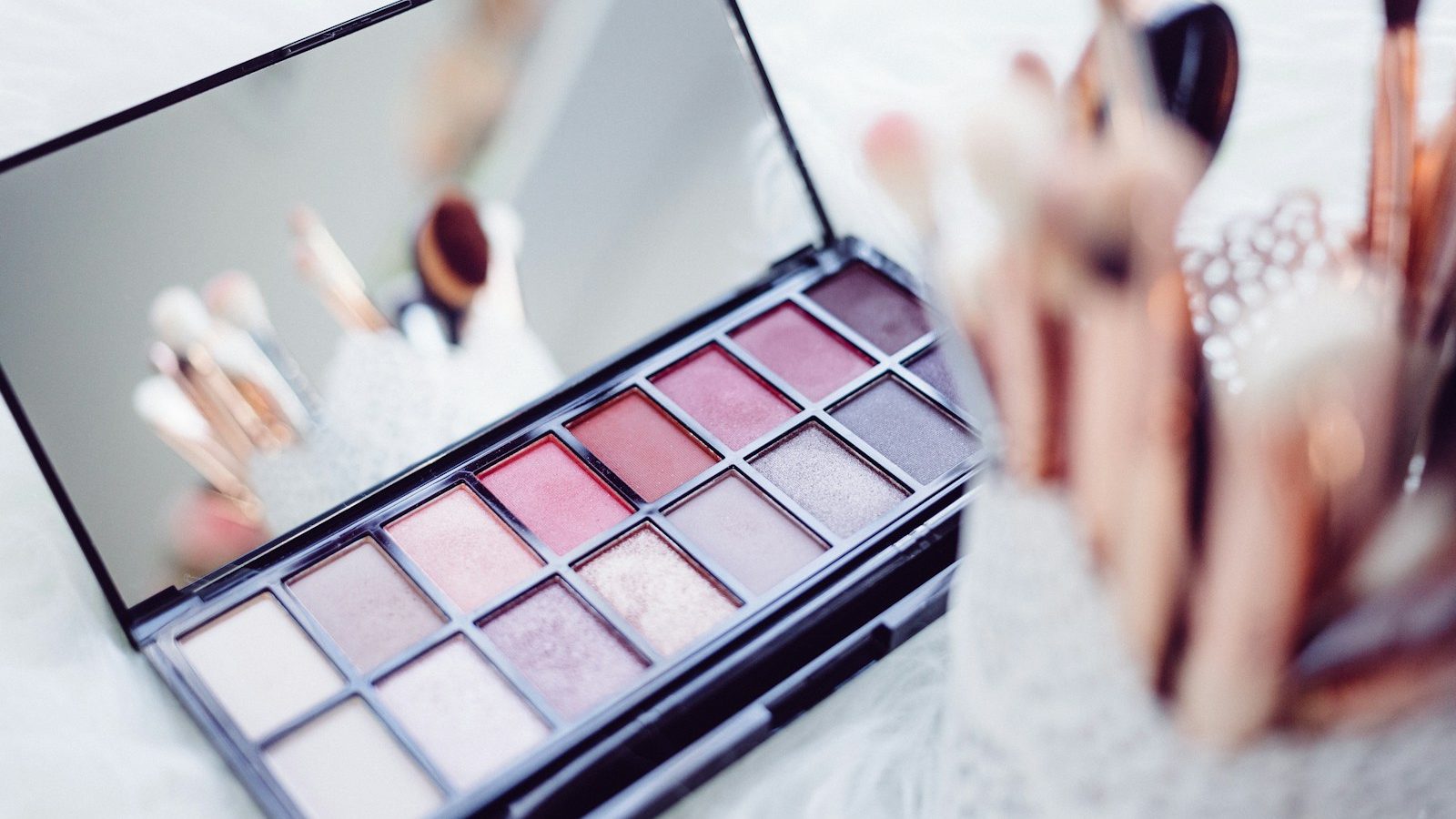 selective focus photography of eyeshadow palette