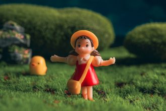 a little girl is standing in the grass The 10 Best Animated Movies Based on True Stories Las 10 Mejores Películas Animadas Basadas en Historias Reales 10 лучших анимационных фильмов, основанных на реальных событиях Die 10 besten Animationsfilme basierend auf wahren Begebenheiten Les 10 Meilleurs Films d'Animation Inspirés de Faits Réels