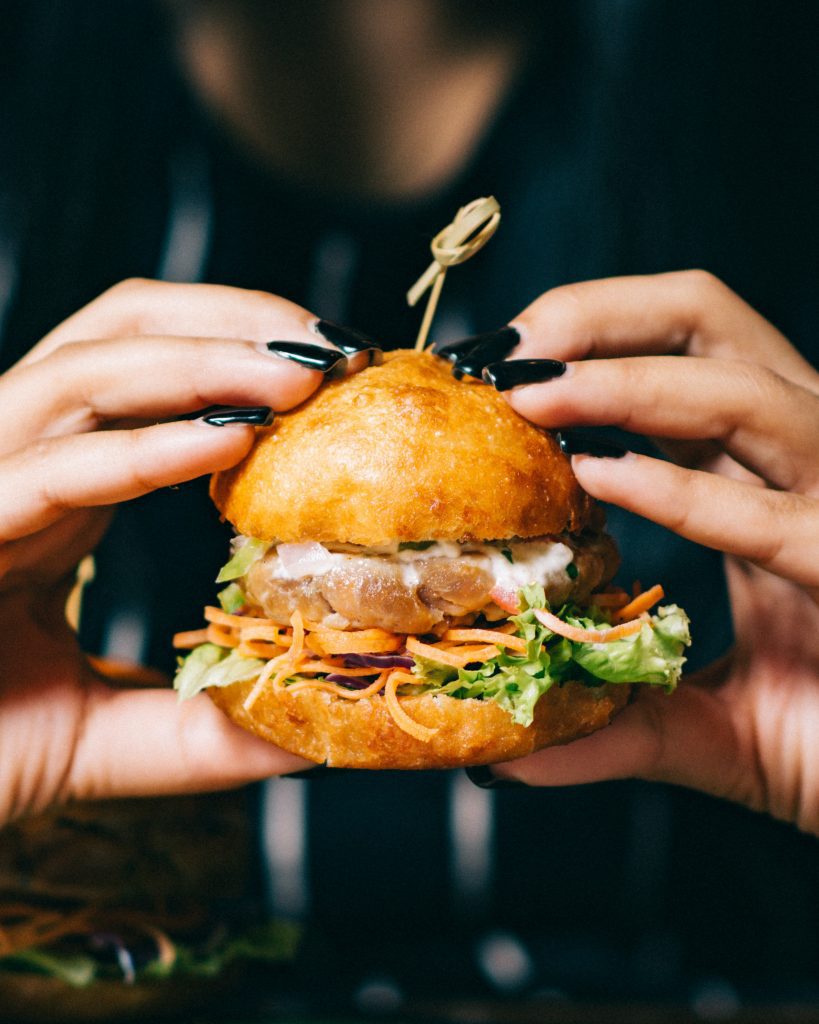 Var registrerar du att du vill driva en food truck? Vilka tillstånd behöver du? Vi ger dig svaren i den här guiden!