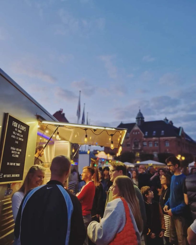 Kön ringlar sig lång till Fisky Business Food Truck.