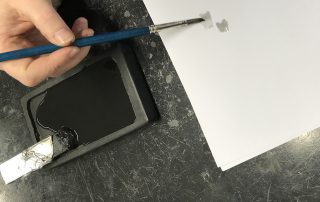 Het bereiden van lithografische inkt: tusche (foto Ronald Joossen)