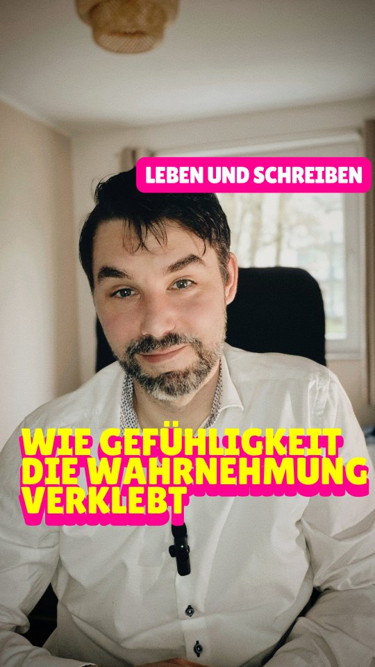 Ich finde: Kitsch hat seinen Platz. Aber dosiert.

Da ich nicht nur Romane schreibe, sondern auch Werbung, lebe ich vom Kitsch. Denn Ambivalenzen sind hier nicht gefragt. Die Botschaft muss klar sein. Darf keine Fragen offen lassen. Soll die Zielgruppe zum kaufen und nur zum kaufen bringen.

In meinen Romanen habe ich sicher mal eine kitschige Szene geschrieben. Um sie dann zu brechen.

Aber das Hingeben in Liebesschnulzen oder Facebook-Weißheiten kann ich nicht nachvollziehen.

Und du? Wie ist deine Meinung zum Kitsch: kleine Sünde nach einem harten Arbeitstag oder großes Übel?

#schreiben autorebleben #schreiben #lebenundschreiben