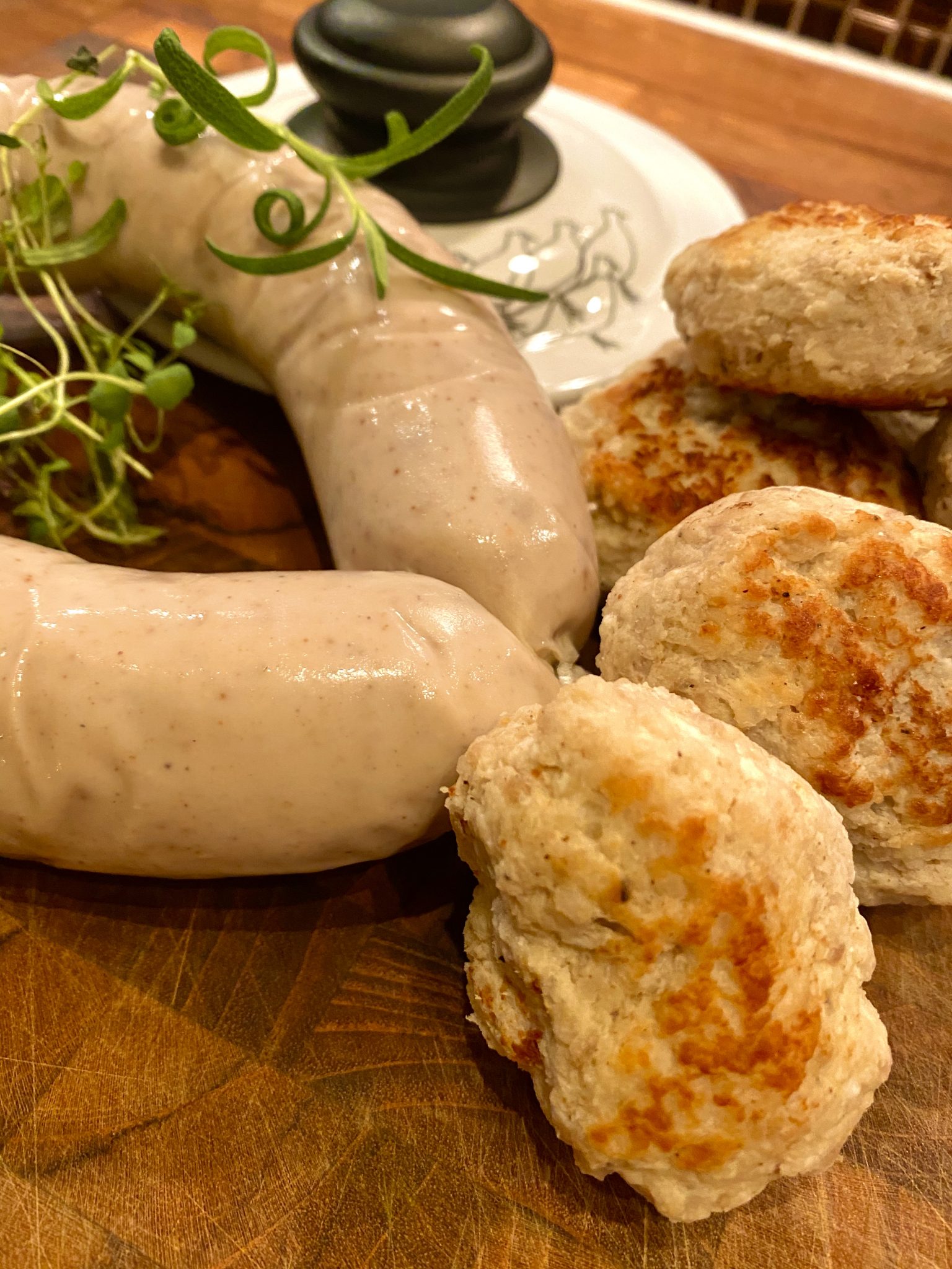 Julepølse og et gammelt kjøkkenbord – Steike god mat