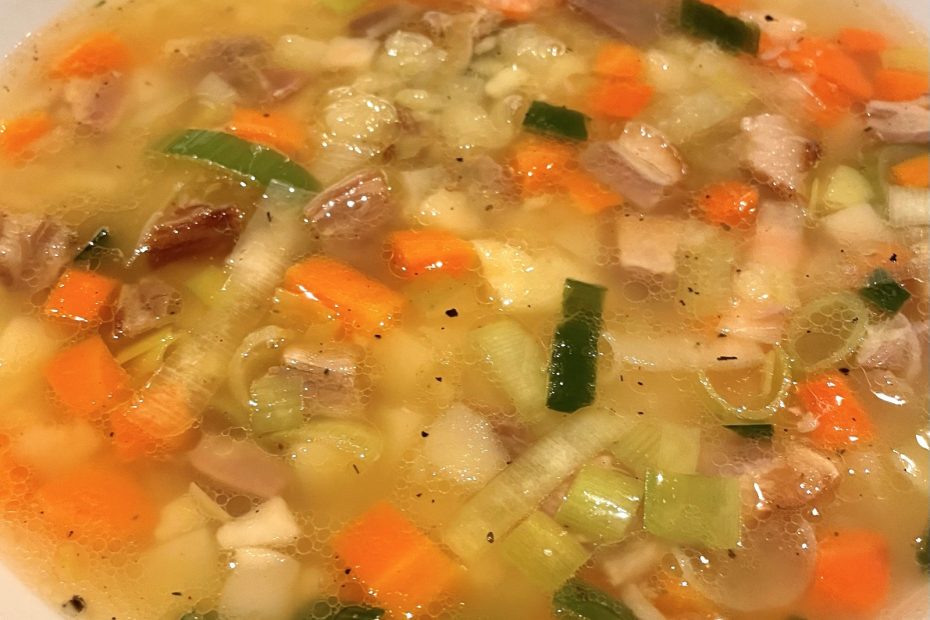 Kjøttsuppe på rester av pinnekjøtt middag
