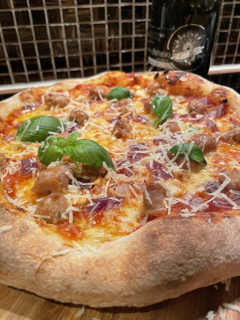Pizza med Salsiccia og løk