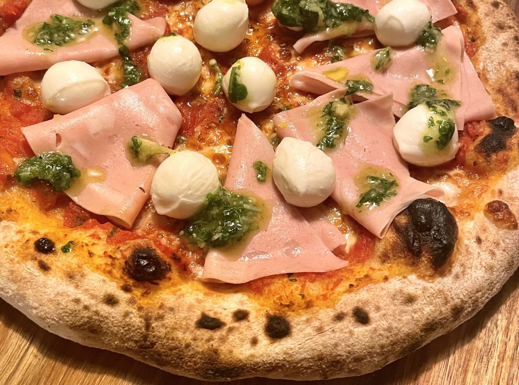 Pizza med mortadella og mozzarella kuler Steike god mat