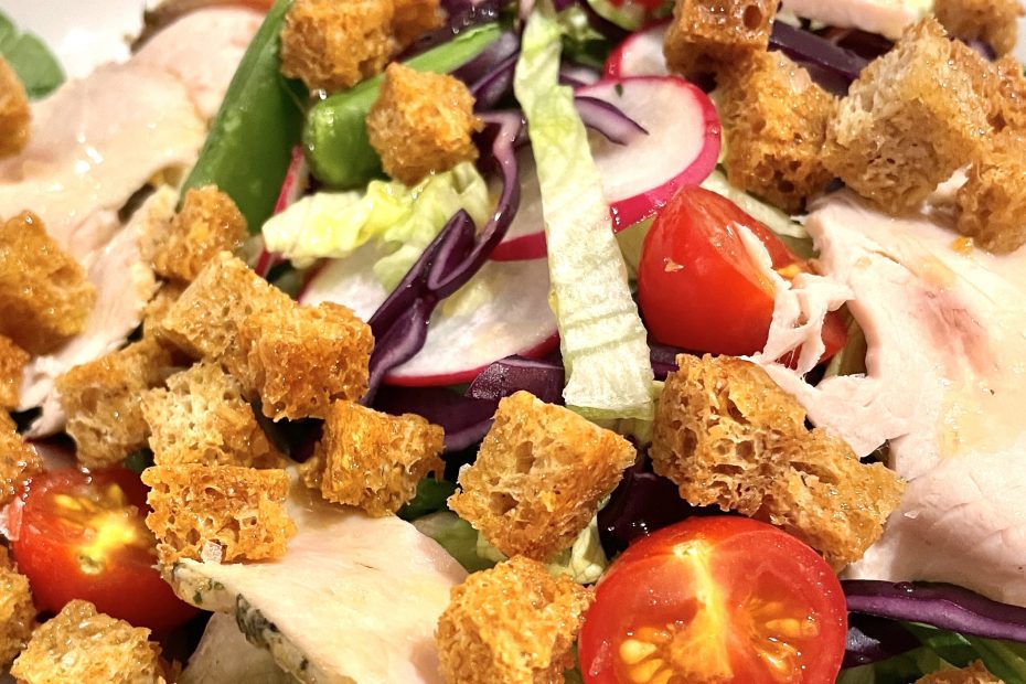 kalkun salat med brød krutonger