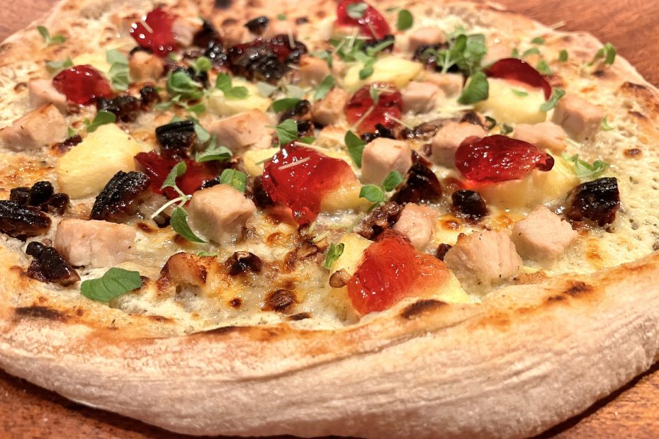 Pizza med kalkun, epler og nøtter