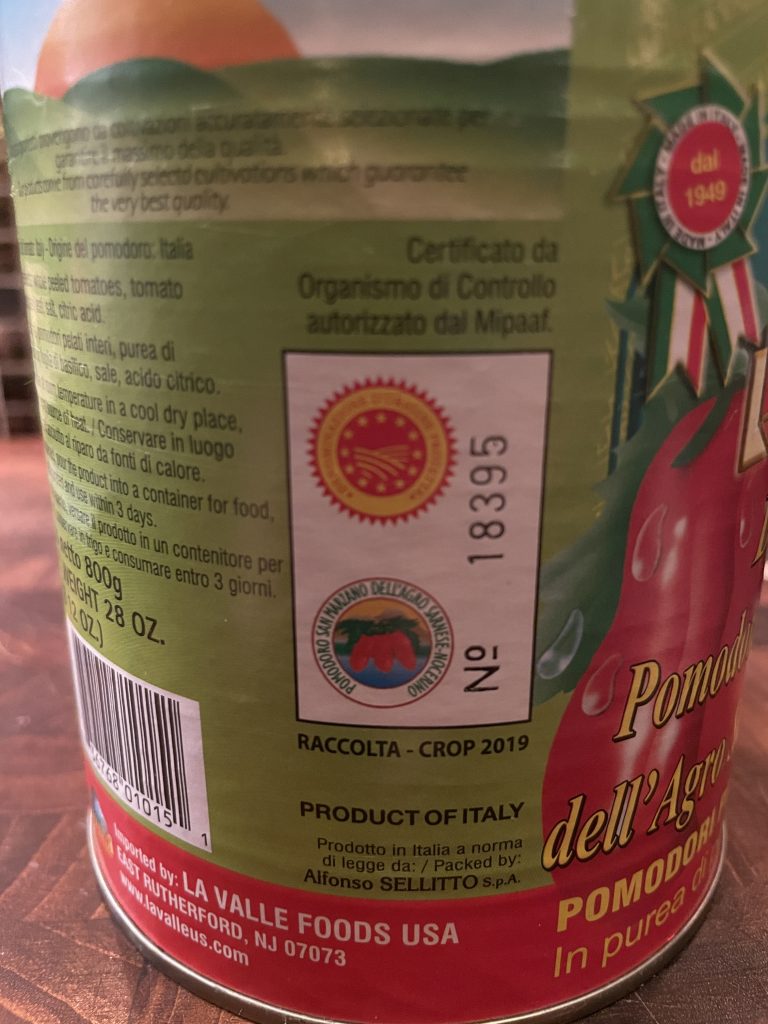 San Marzano tomaten dyrkes ekslusivt i Agro Sarnese-Nocerino regionen. Denne tomatvarianten kjennetegnes av sin klare røde farge, og har en frisk og kraftig smak uten nevneverdig smak av syre. San Marzano tomaten er opprinnelsebeskyttet av EU (D.O.P). Opprinnelsebeskyttelse gis til matvarer som har unike karakterdrag direkte tilknyttet til miljøet hvor de produseres, og som ikke kan produseres på noen annet sted.