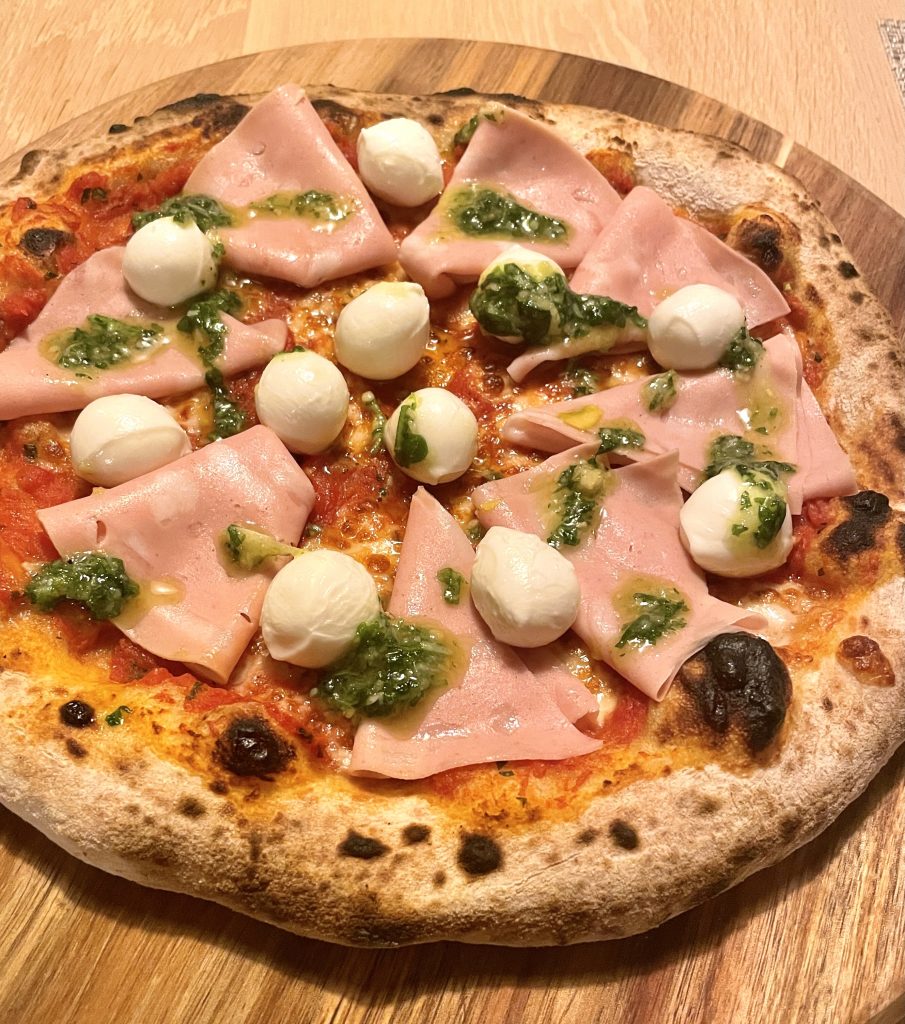 Pizza rossa med mortadella og mozzarella kuler