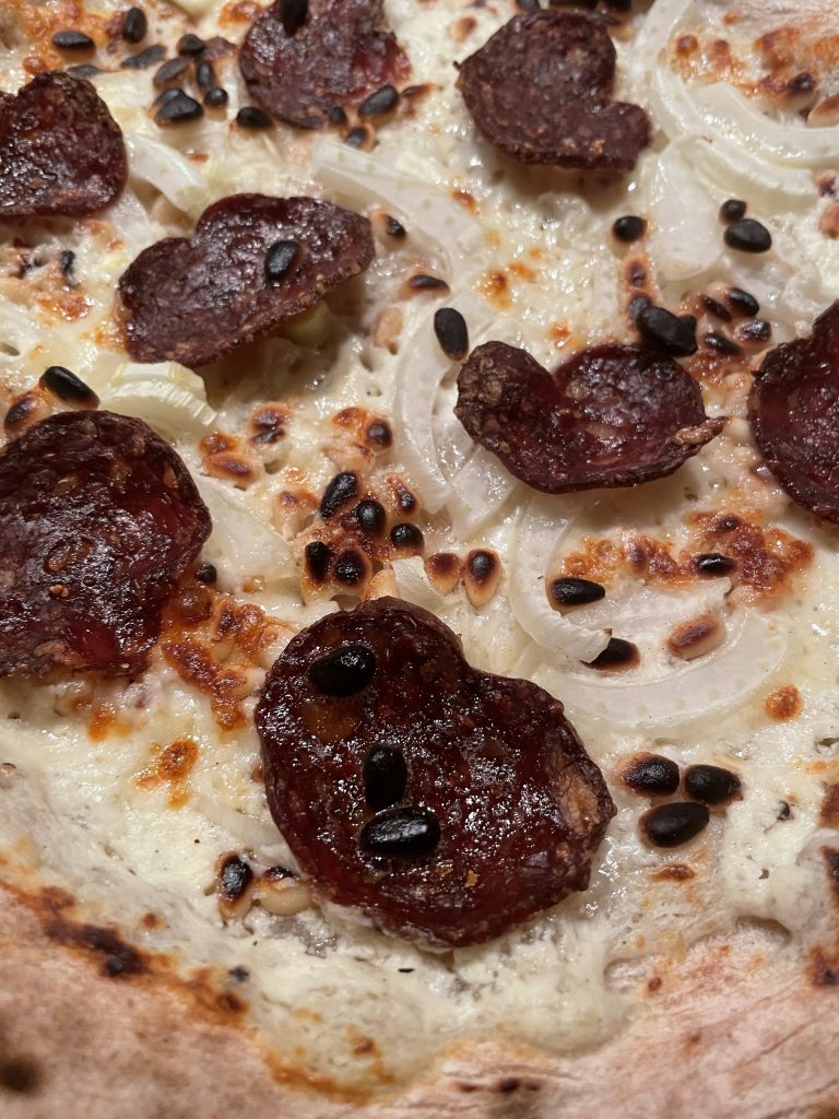 Pizza bianca med lakrissalami og ananasgele