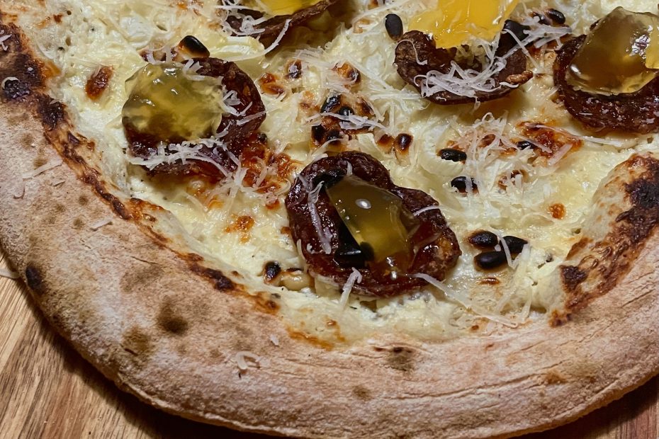 Pizza Bianca med lakrissalami og ananasgele