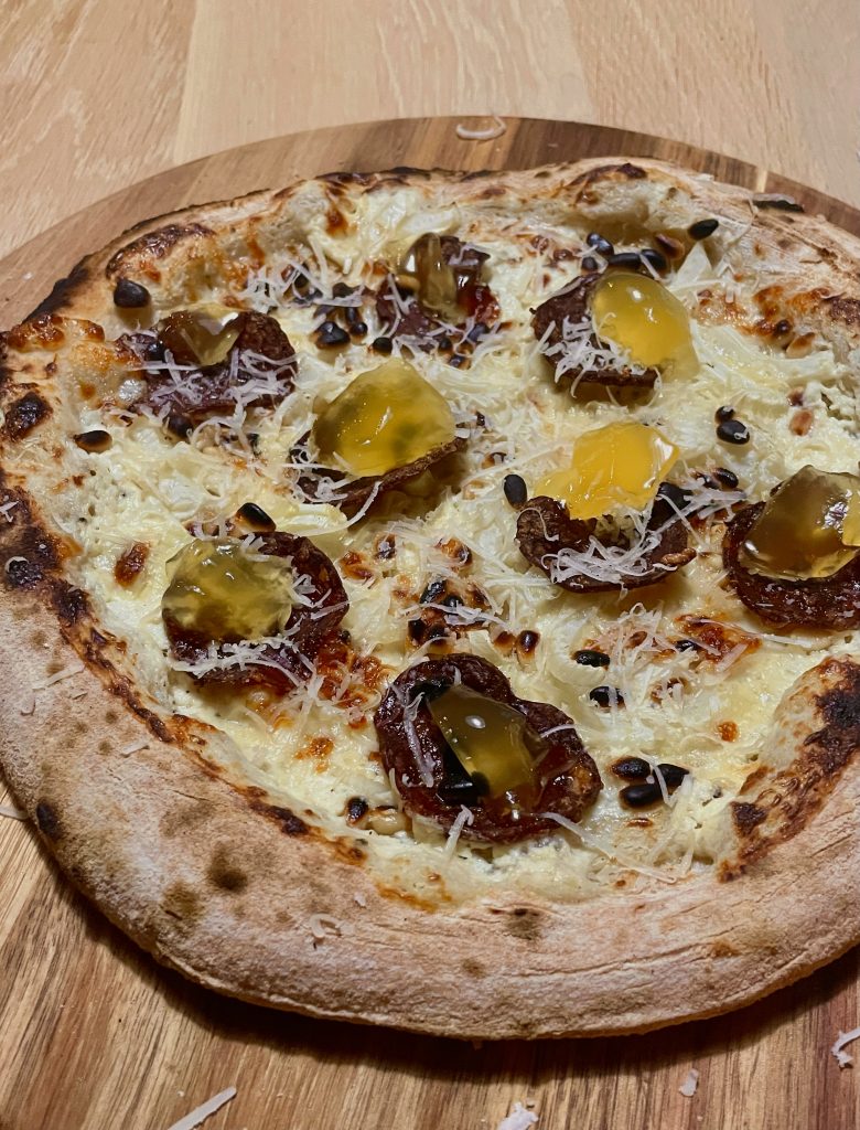 Pizza bianca med lakrissalami og ananasgele
