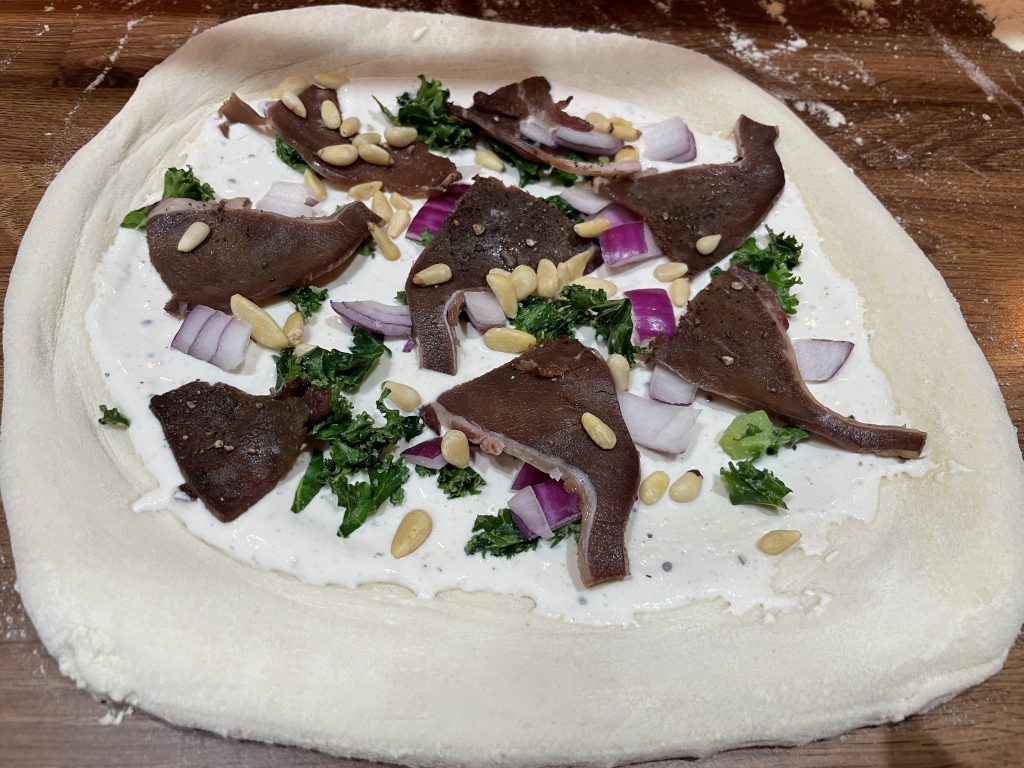 Pizza bianca med suovas og tyttebærrømme