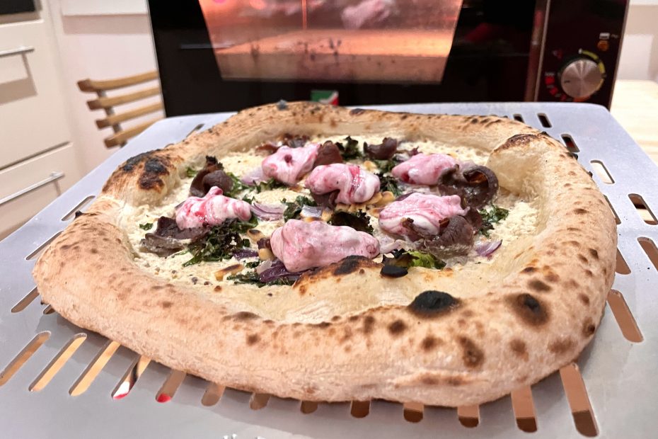 Pizza bianca med suovas og tyttebærrømme