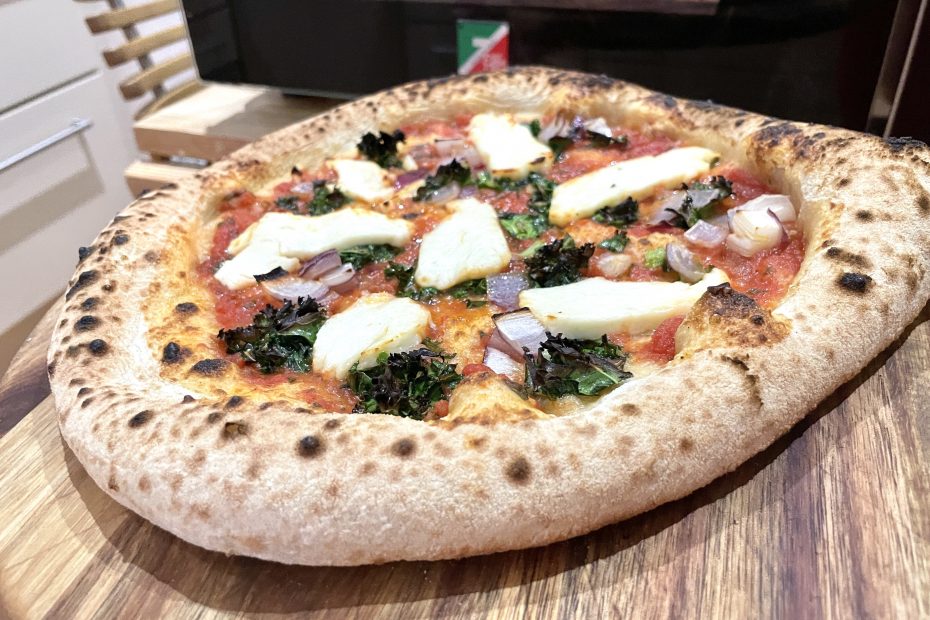 Pizza med halloumi og grønnkål