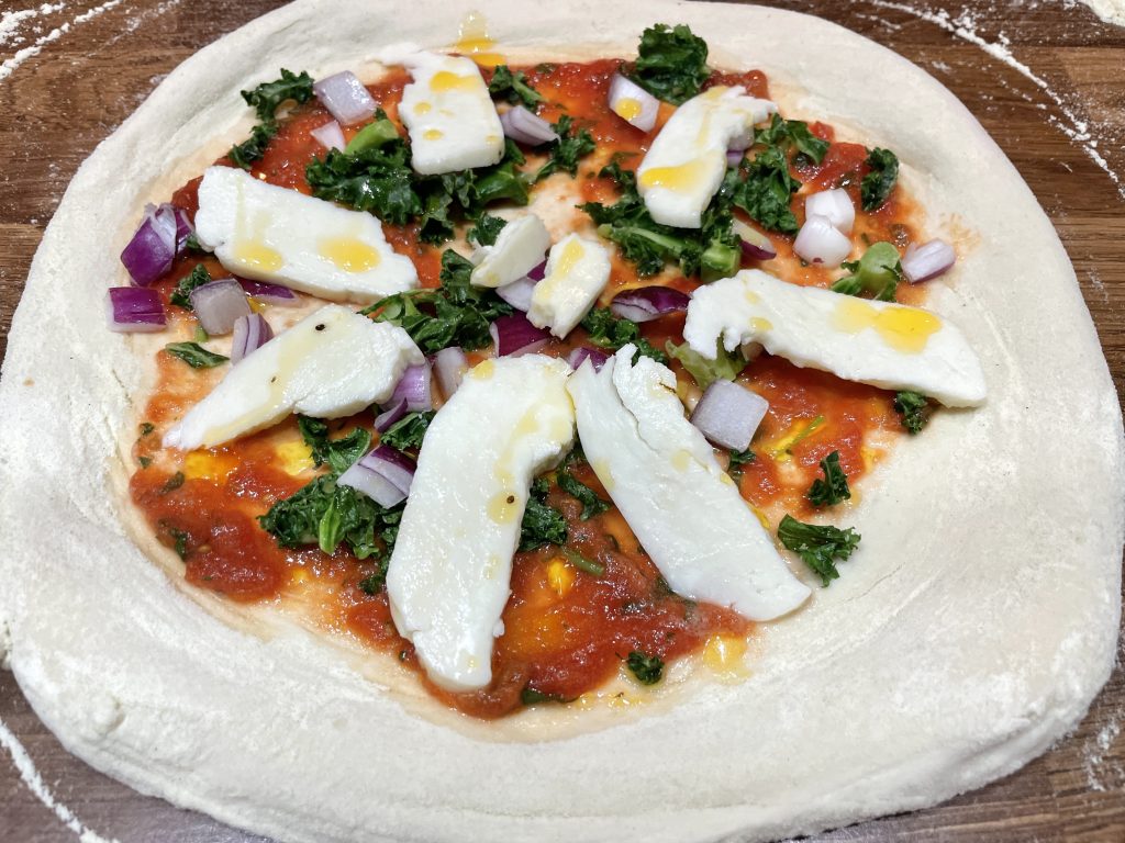 Pizza med halloumi og grønnkål