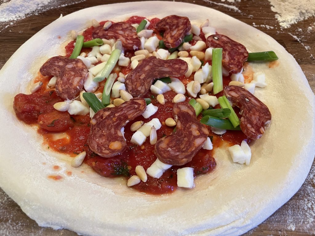 Pizza med vulkan salami og vårløk