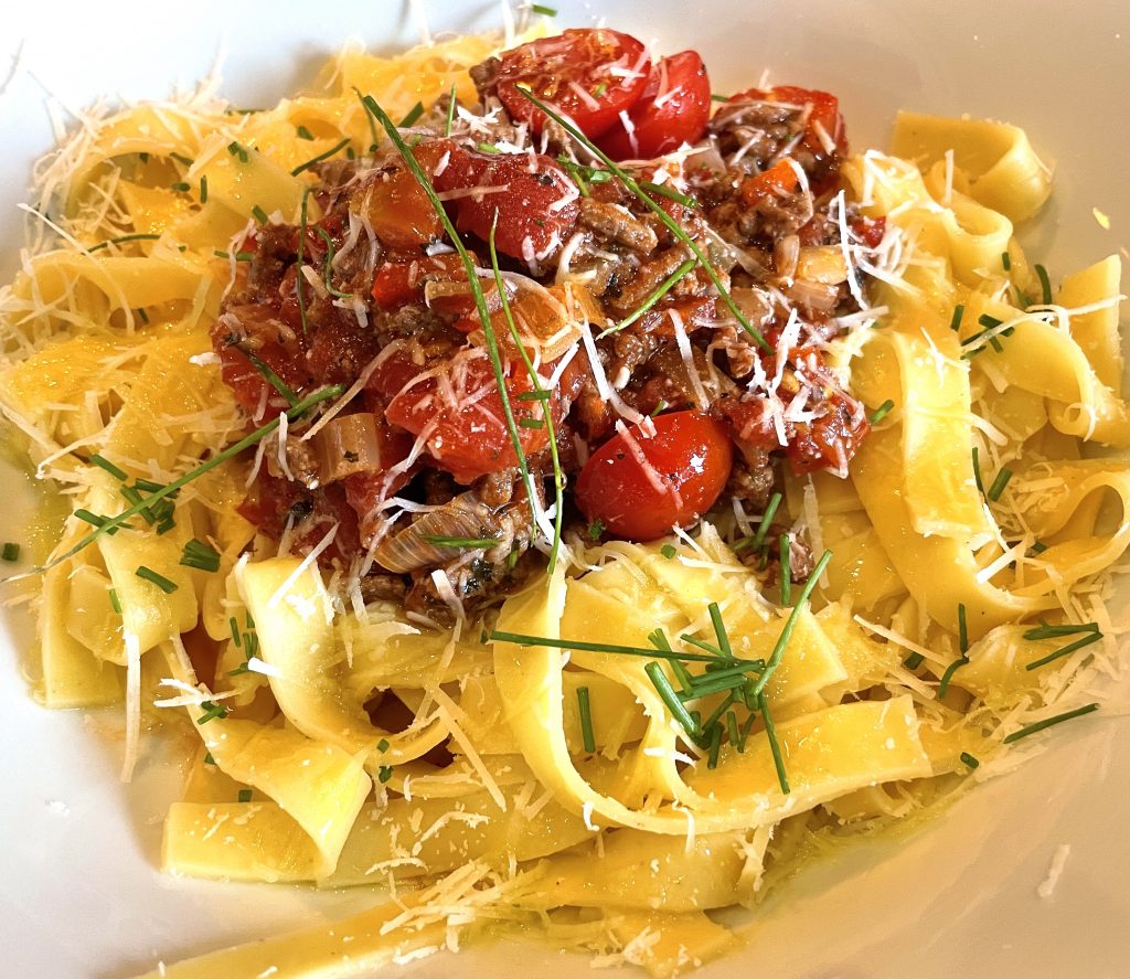 pasta med kjøttdeig tomat og parmesan