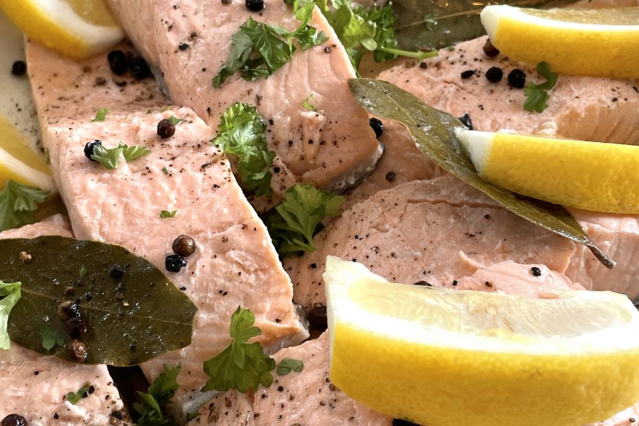 Kokt kald laks med agurksalat