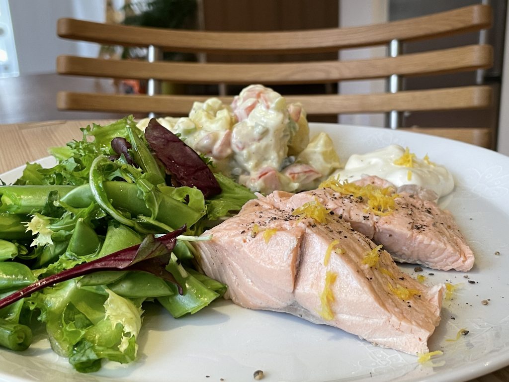 Laks med potetsalat og salat