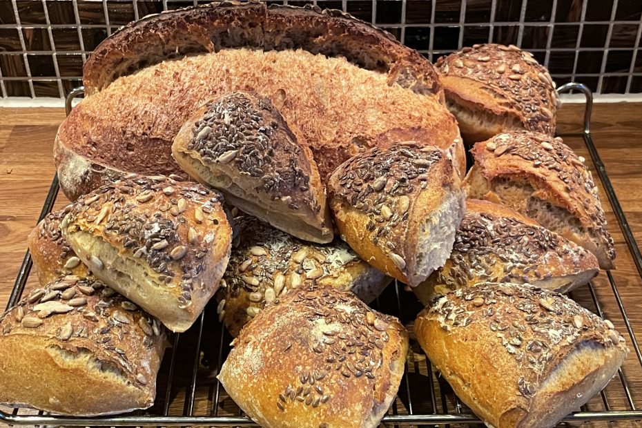 Surdeigsbrød og rundstykke med melk