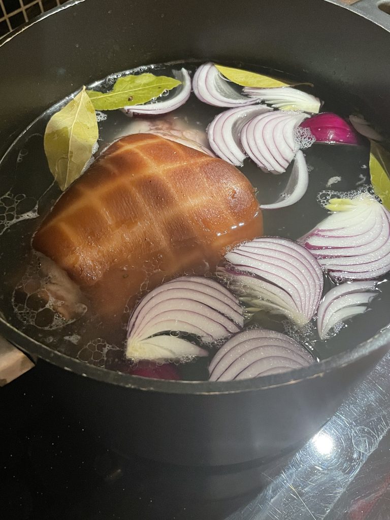 Grønnsakssuppe med svineknoke