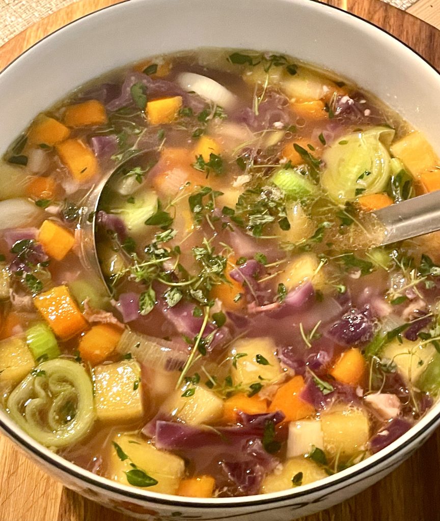 Grønnsakssuppe med svineknoke