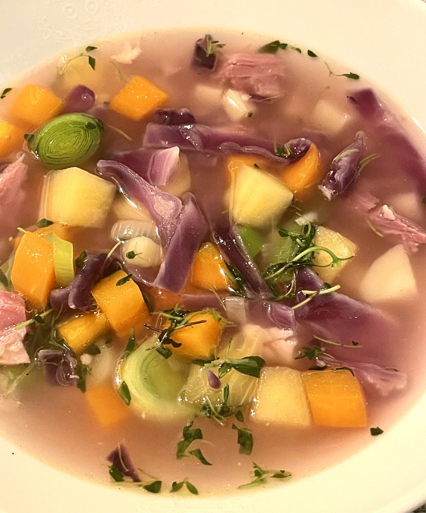 Grønnsakssuppe med svineknoke