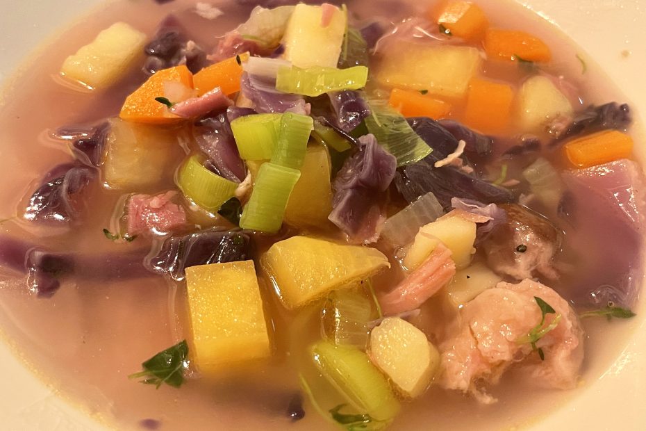 Grønnsakssuppe med svineknoke