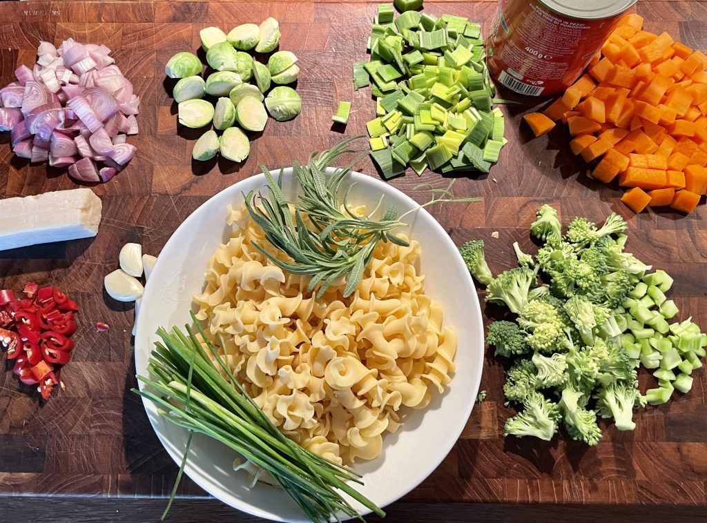 Pasta med grønnsaker og tomat