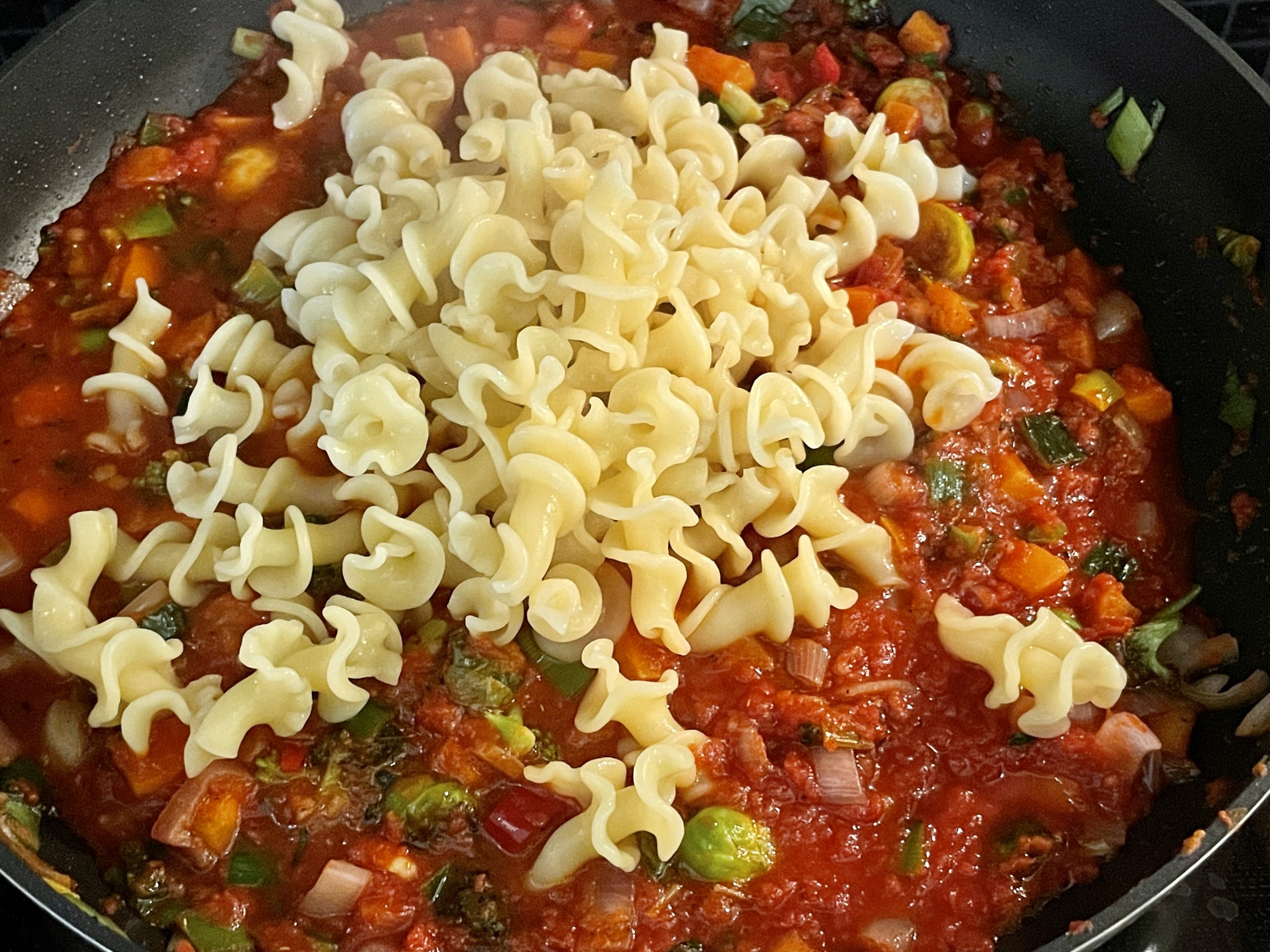 Pasta med grønnsaker og tomat