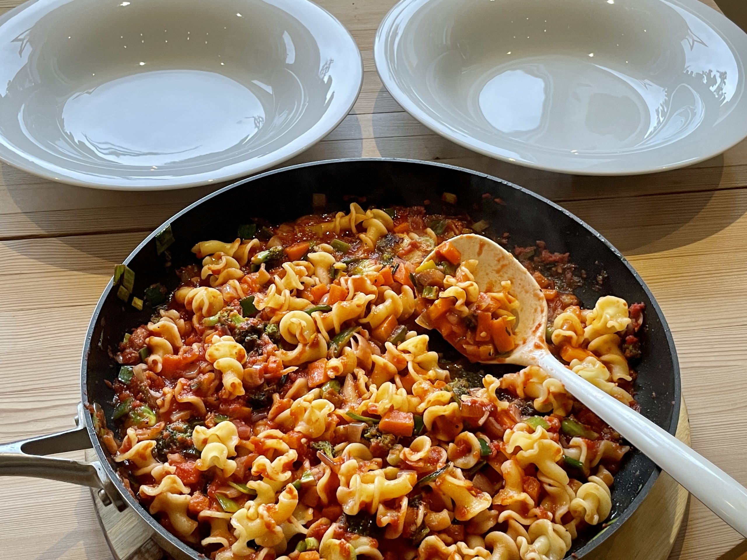 Pasta med grønnsaker og tomat