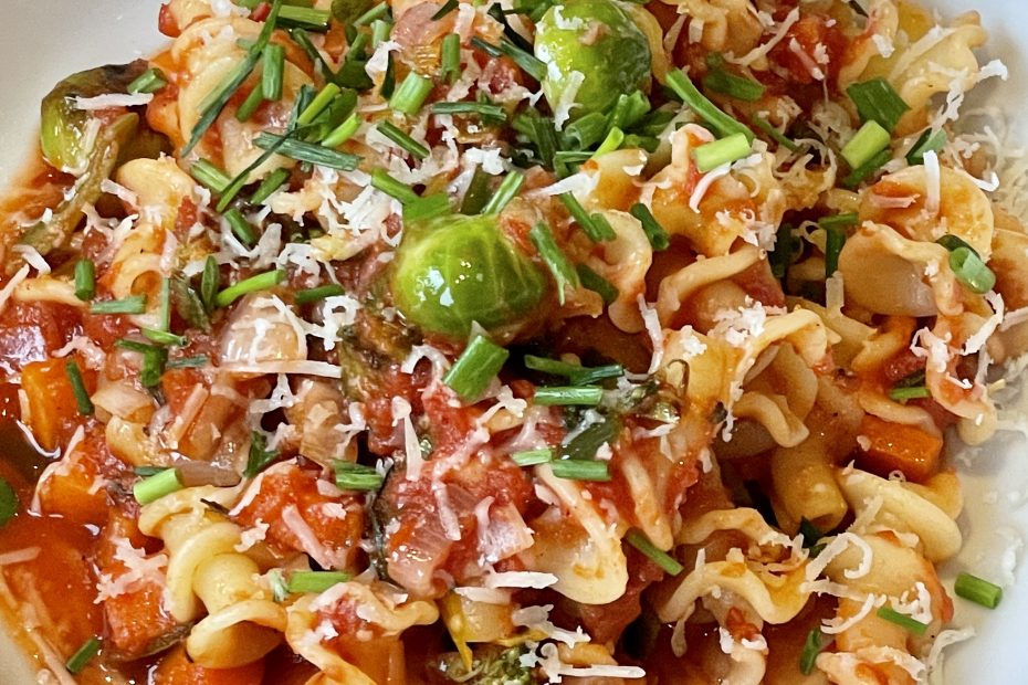 Pasta med grønnsaker og tomat