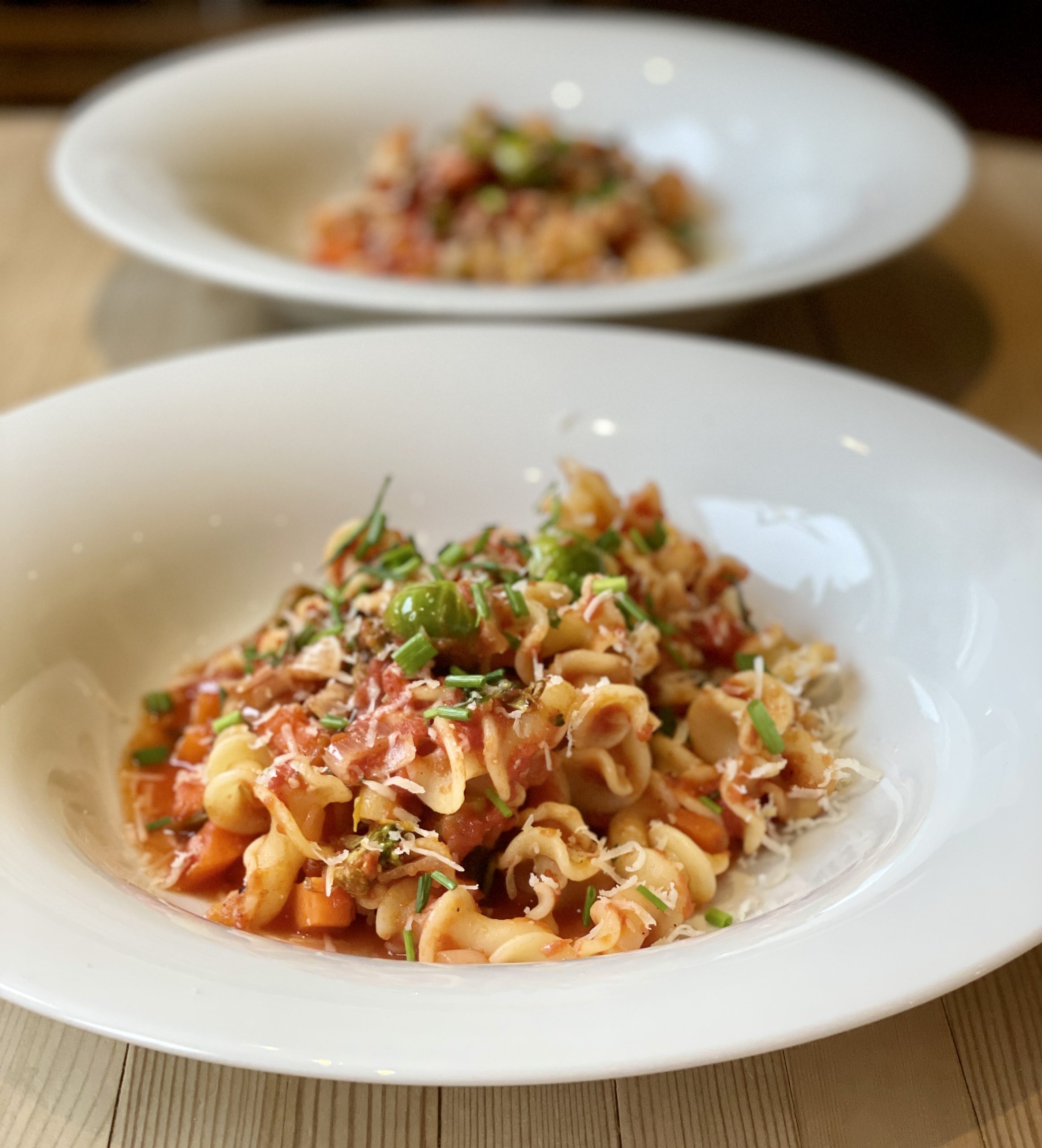 Pasta med grønnsaker og tomat