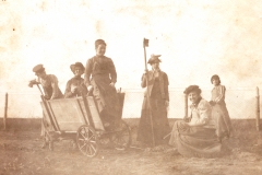 Elever Vaartun Havebrugsskole. Foto Contstance Siem, 1901..