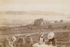 Fra hagen til Vaartun Havebrugsskole. Foto Contstance Siem, 1901..