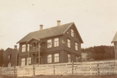 Hus i Eggelia.  Foto Contstance Siem, 1901..