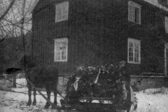 Fra begravelsen til Jakob Lund 28. des. 1912. Kista utenfor Bordstua.Innlev. og informert av Gunnar WÊhre.Reg av Gunnar Fossum