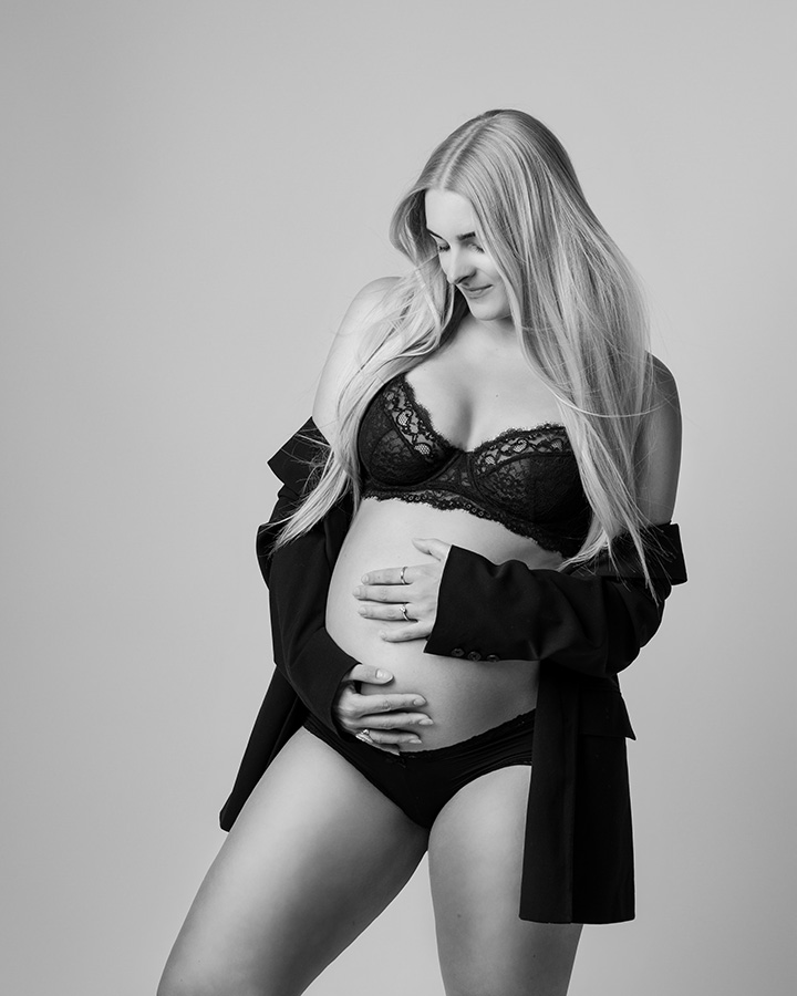gravid kvinde med vind i håret<br />
